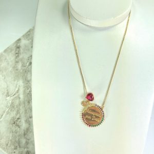 Gargantilha Coração Vermelho e placa redonda com frase e zirconias em volta Semijoia Dourada