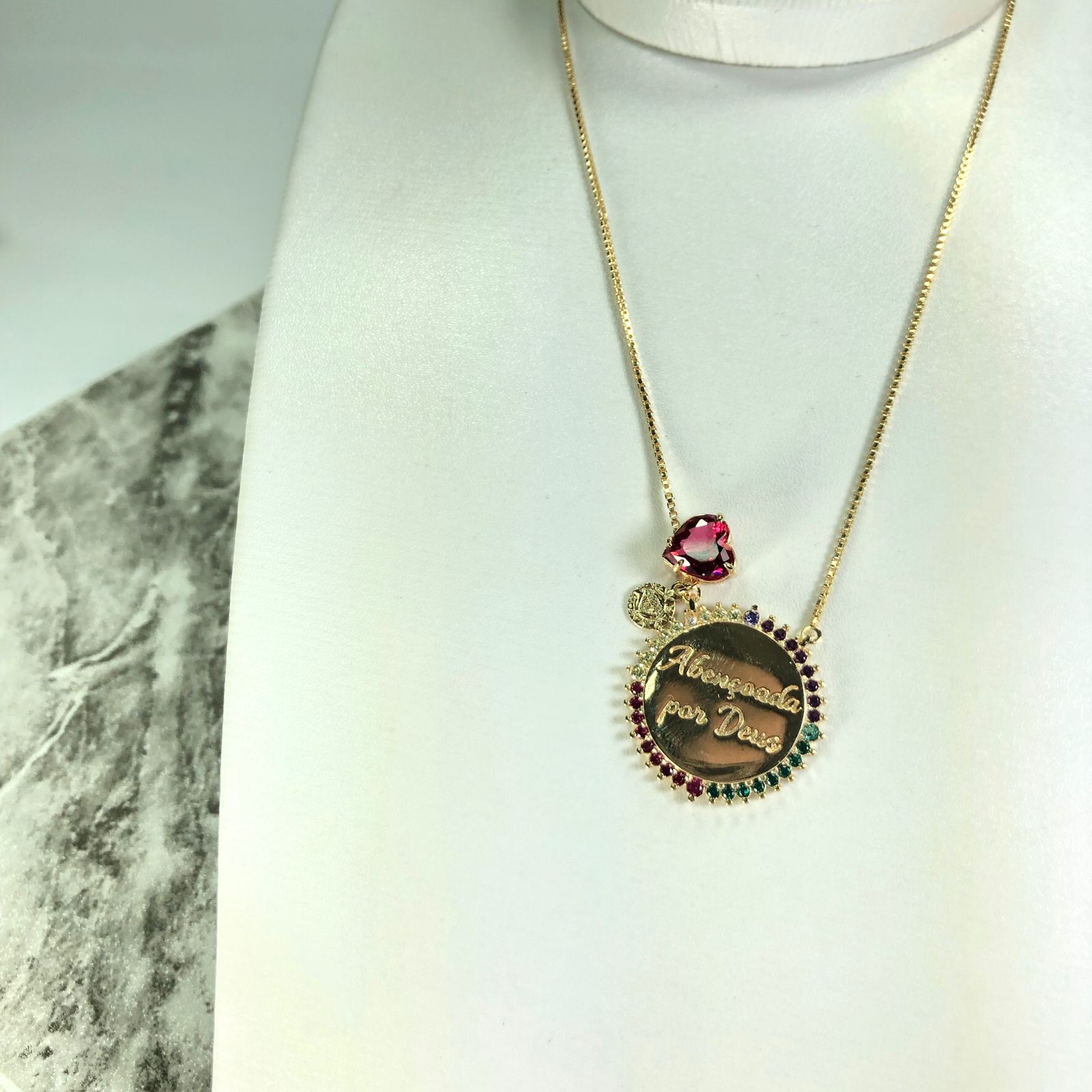 Gargantilha Coração Vermelho e placa redonda com frase e zirconias em volta Semijoia Dourada - Imagem 2