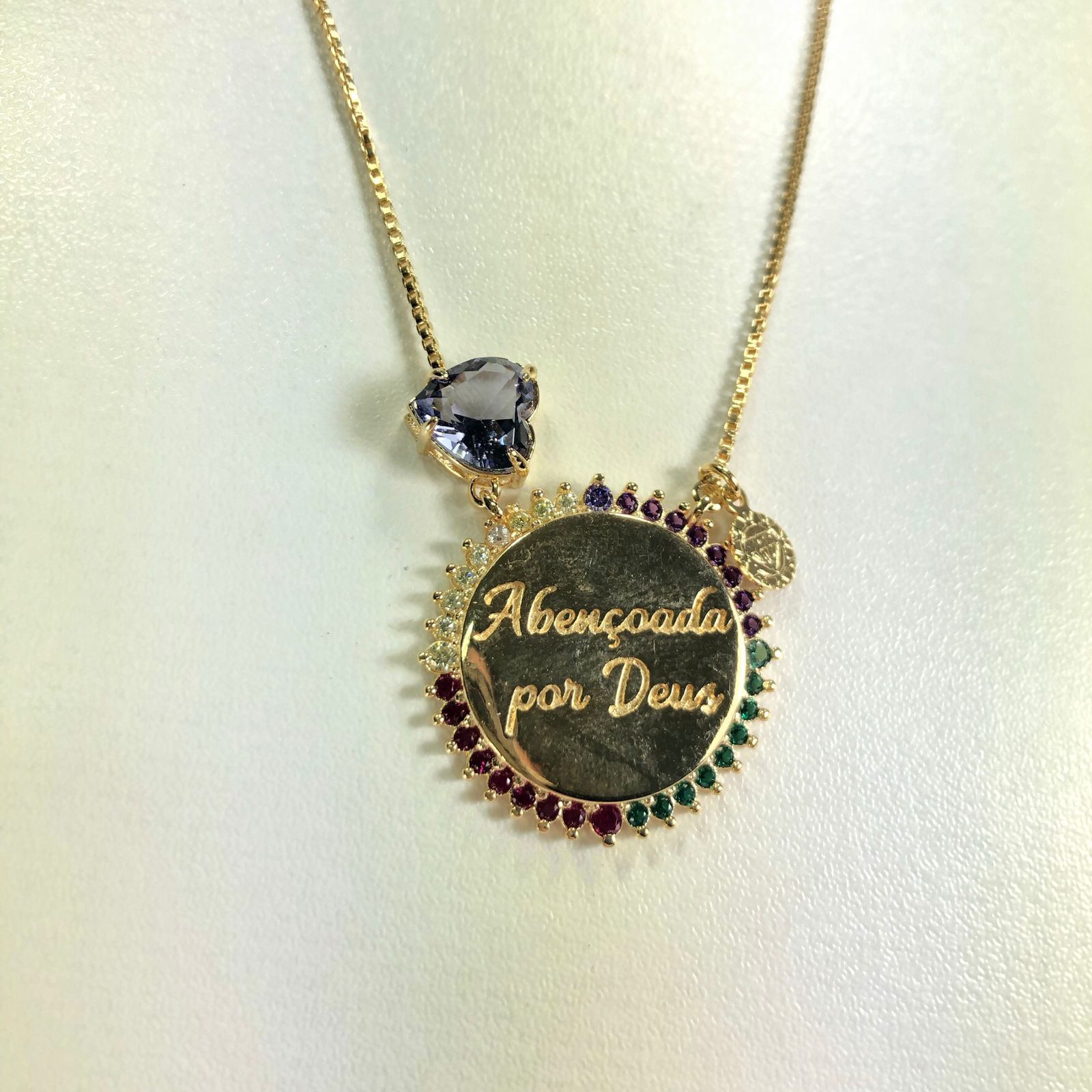 Gargantilha Coração Lilas e placa redonda com frase e zirconias em volta Semijoia Dourada - Imagem 2