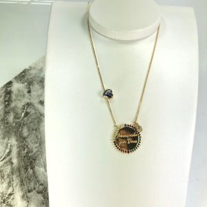 Gargantilha Coração Lilas e placa redonda com frase e zirconias em volta Semijoia Dourada
