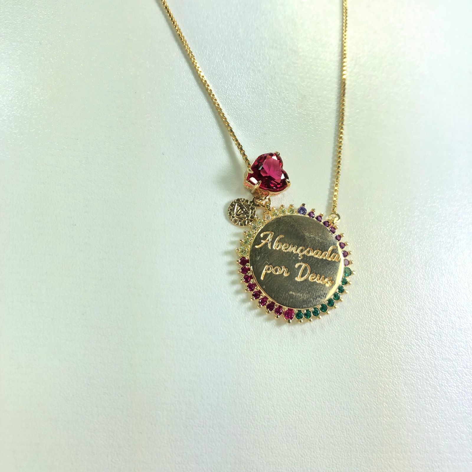 Gargantilha Coração Vermelho e placa redonda com frase e zirconias em volta Semijoia Dourada - Imagem 3